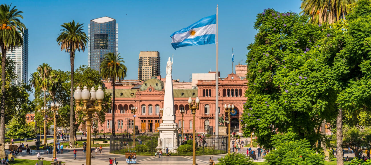 Милей между реформами и угрозой дефолта: что угрожает Аргентине и влияет на ее облигации