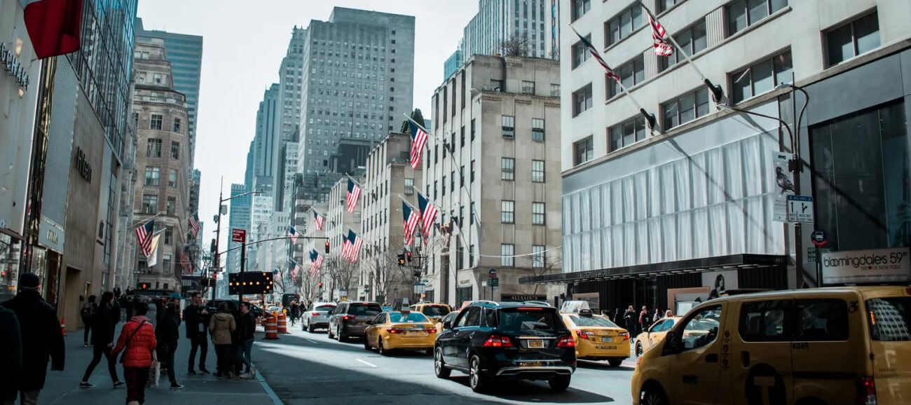 Почему евро укрепляется относительно доллара и что их ждет в будущем